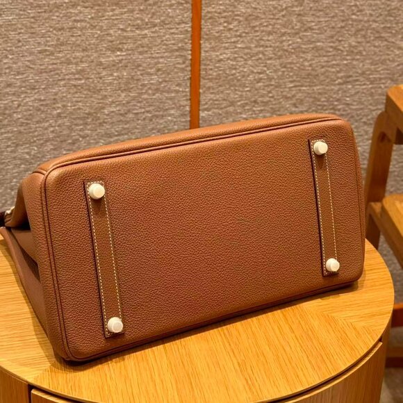 Classic Hermes Bag: A Stylish and Versatile Choice for Elegance - Picture 6 of 6